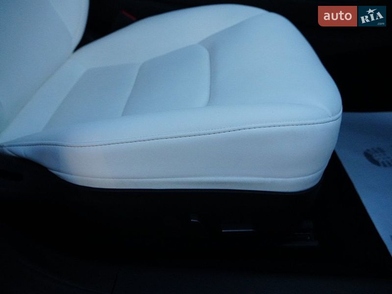 Седан Tesla Model 3 2024 в Дрогобичі