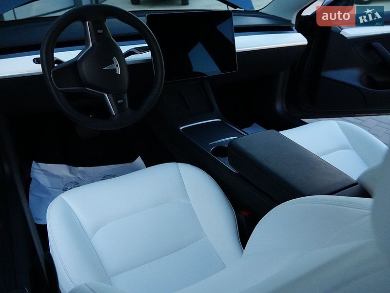Седан Tesla Model 3 2024 в Дрогобичі