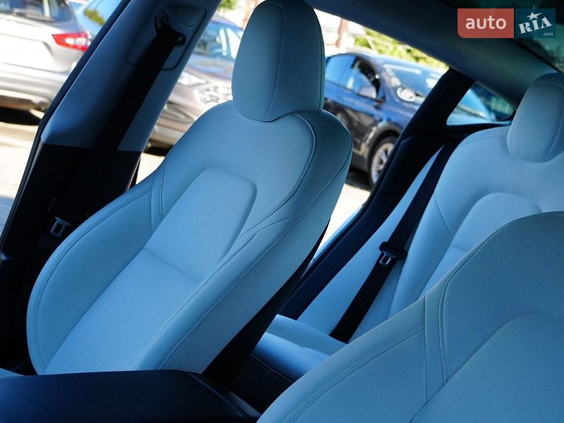 Седан Tesla Model 3 2024 в Дрогобичі