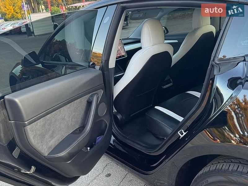 Седан Tesla Model 3 2021 в Киеве