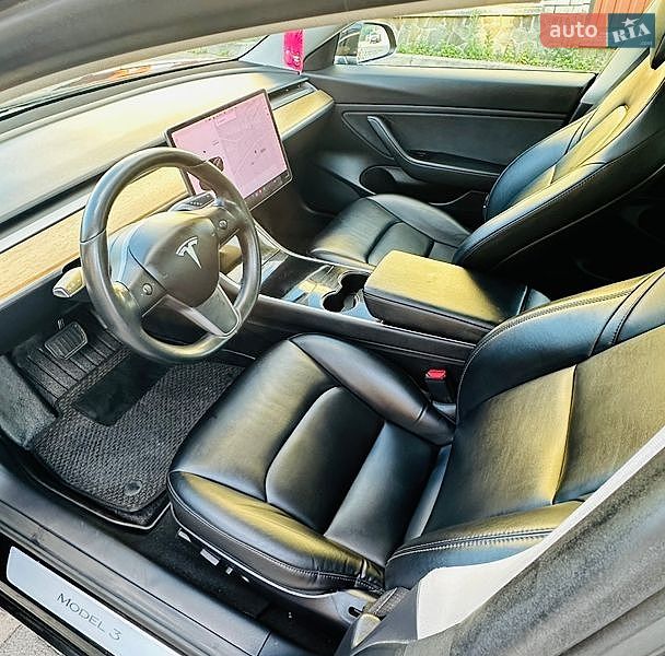 Седан Tesla Model 3 2019 в Черновцах