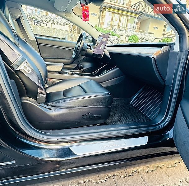 Седан Tesla Model 3 2019 в Черновцах