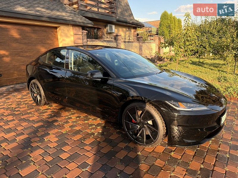 Седан Tesla Model 3 2024 в Черкасах