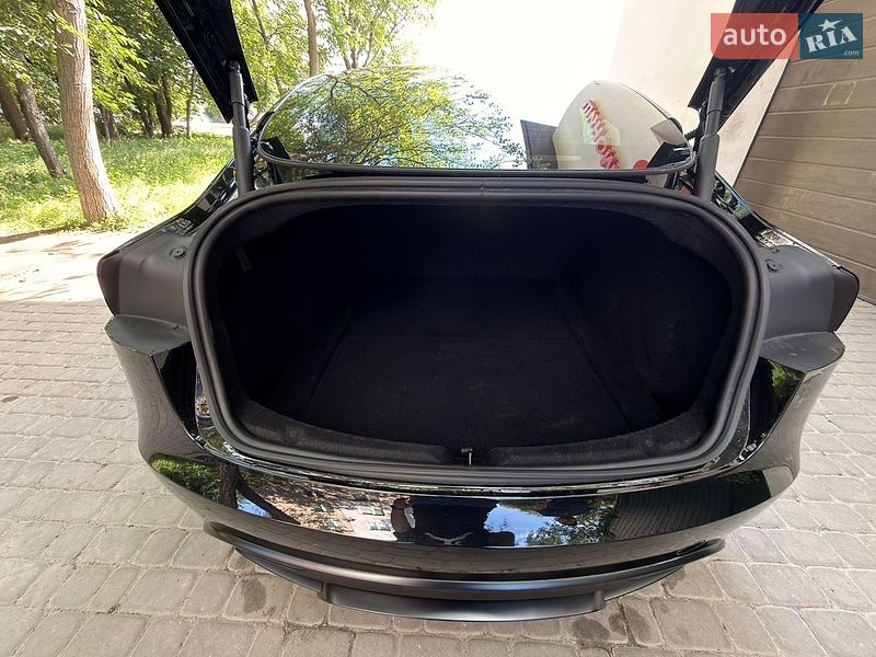 Седан Tesla Model 3 2024 в Черкасах