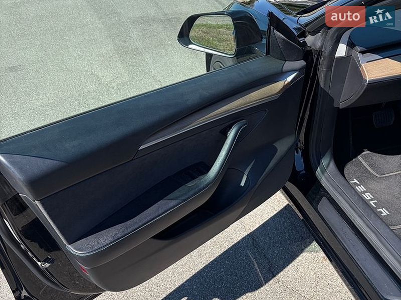Седан Tesla Model 3 2022 в Барышевке