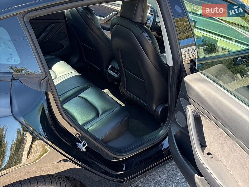 Седан Tesla Model 3 2022 в Барышевке