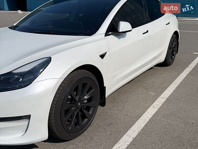 Седан Tesla Model 3 2023 в Киеве
