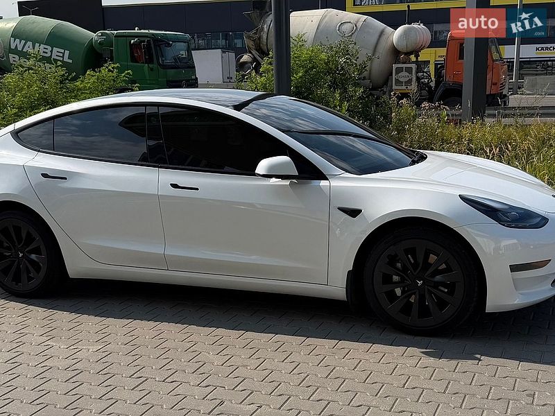 Седан Tesla Model 3 2023 в Киеве