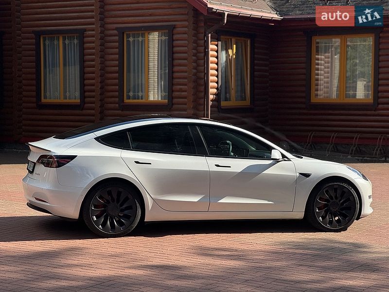 Седан Tesla Model 3 2021 в Киеве