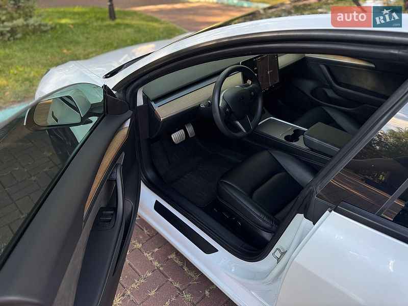 Седан Tesla Model 3 2021 в Киеве