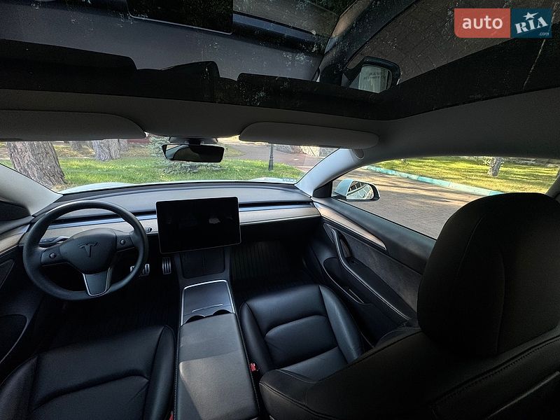 Седан Tesla Model 3 2021 в Киеве