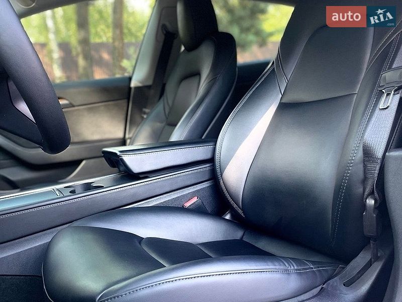 Седан Tesla Model 3 2021 в Киеве