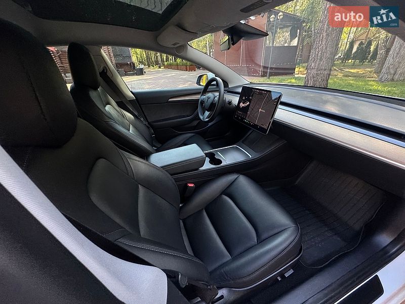 Седан Tesla Model 3 2021 в Киеве