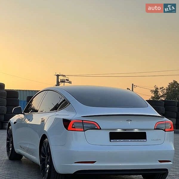 Седан Tesla Model 3 2022 в Киеве