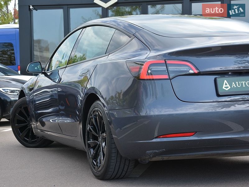 Седан Tesla Model 3 2023 в Києві