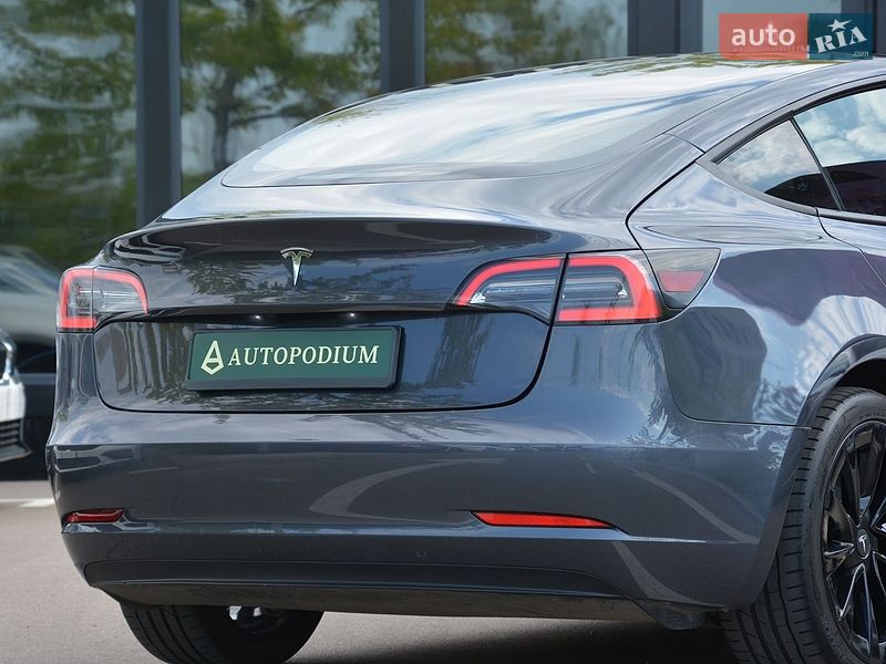 Седан Tesla Model 3 2023 в Києві