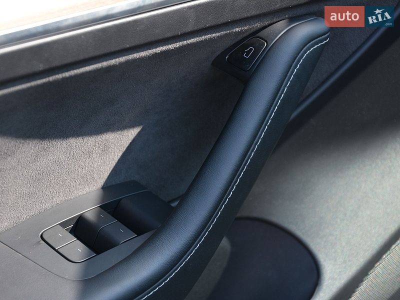 Седан Tesla Model 3 2023 в Києві