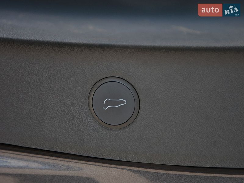 Седан Tesla Model 3 2023 в Києві