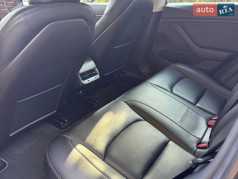 Седан Tesla Model 3 2019 в Шептицькому