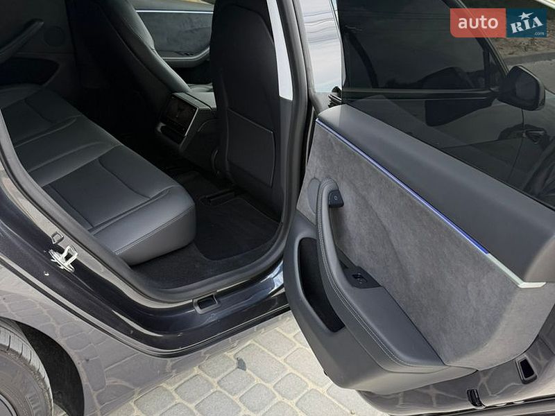 Седан Tesla Model 3 2024 в Львові