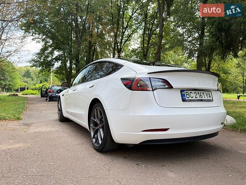 Седан Tesla Model 3 2021 в Калуші