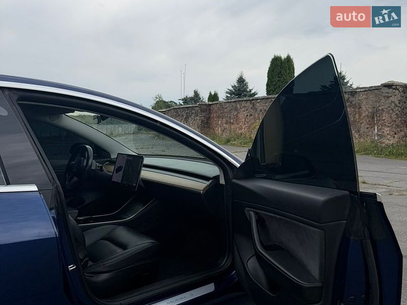 Седан Tesla Model 3 2018 в Сарнах