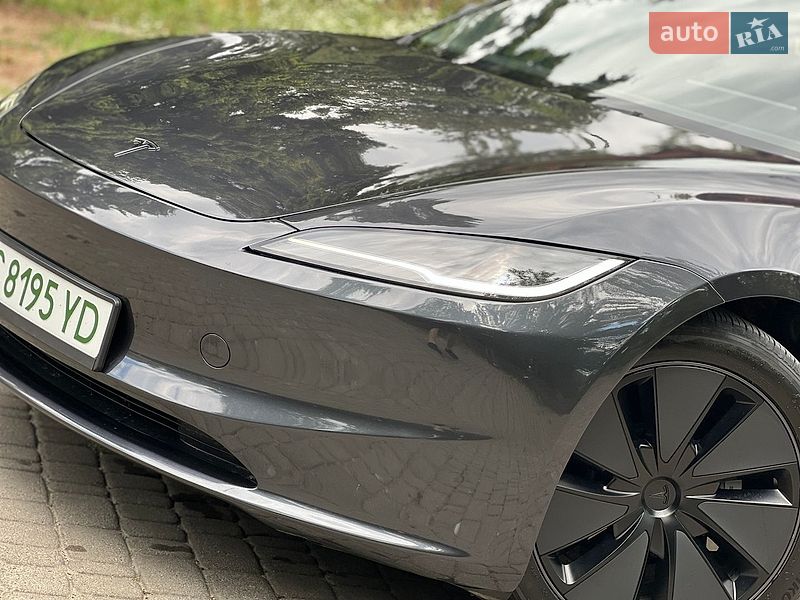 Седан Tesla Model 3 2025 в Самборі