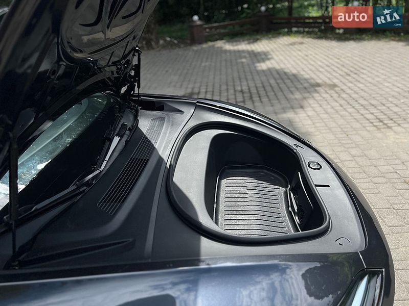 Седан Tesla Model 3 2025 в Самборі