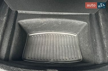 Седан Tesla Model 3 2025 в Самборі