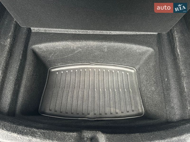 Седан Tesla Model 3 2025 в Самборі