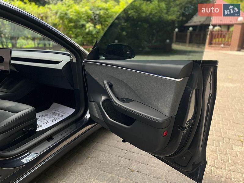 Седан Tesla Model 3 2025 в Самборі