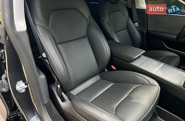 Седан Tesla Model 3 2025 в Самборі