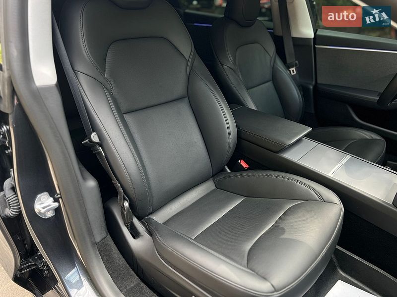 Седан Tesla Model 3 2025 в Самборі
