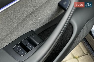 Седан Tesla Model 3 2025 в Самборі