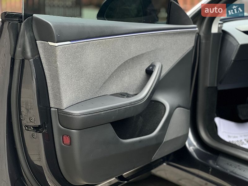 Седан Tesla Model 3 2025 в Самборі