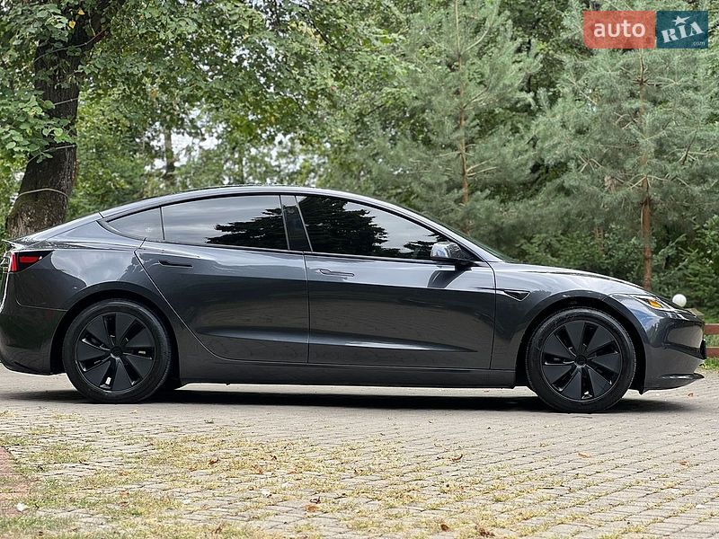 Седан Tesla Model 3 2025 в Самборі
