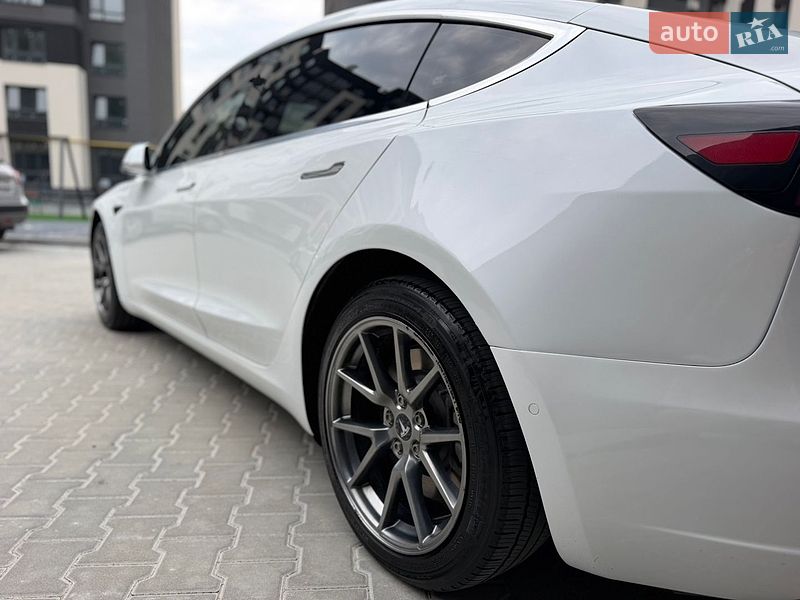 Седан Tesla Model 3 2018 в Тернополе