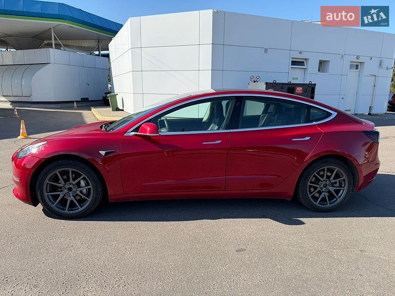 Седан Tesla Model 3 2020 в Кременчуці