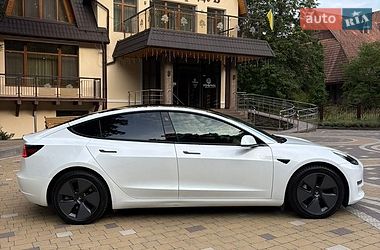 Седан Tesla Model 3 2021 в Трускавці