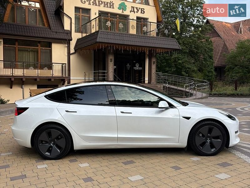 Седан Tesla Model 3 2021 в Трускавці