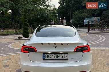 Седан Tesla Model 3 2021 в Трускавці