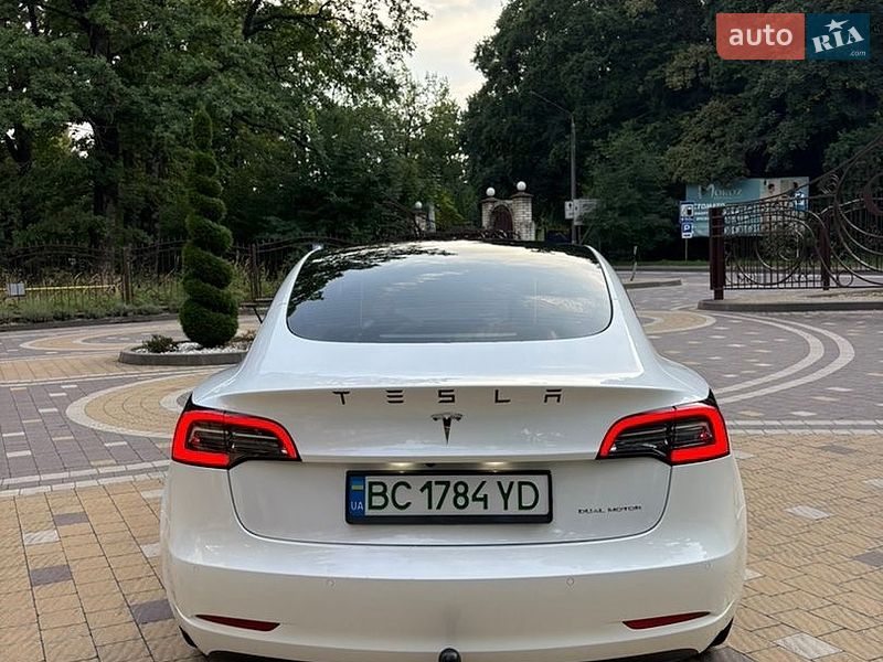 Седан Tesla Model 3 2021 в Трускавці