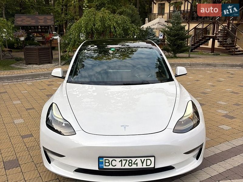 Седан Tesla Model 3 2021 в Трускавці