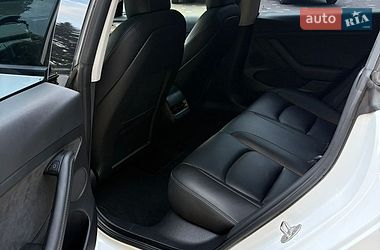 Седан Tesla Model 3 2021 в Трускавці