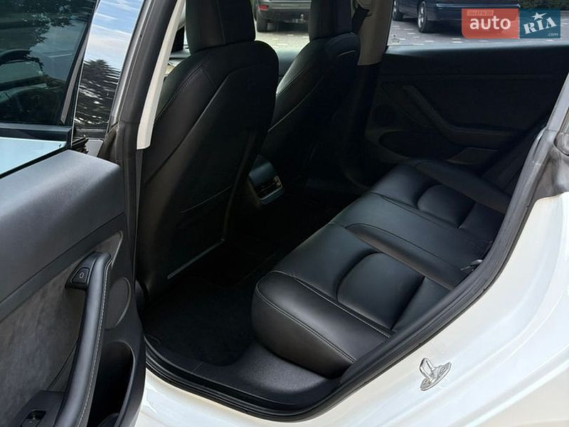 Седан Tesla Model 3 2021 в Трускавці