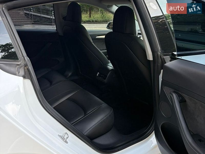 Седан Tesla Model 3 2021 в Трускавці