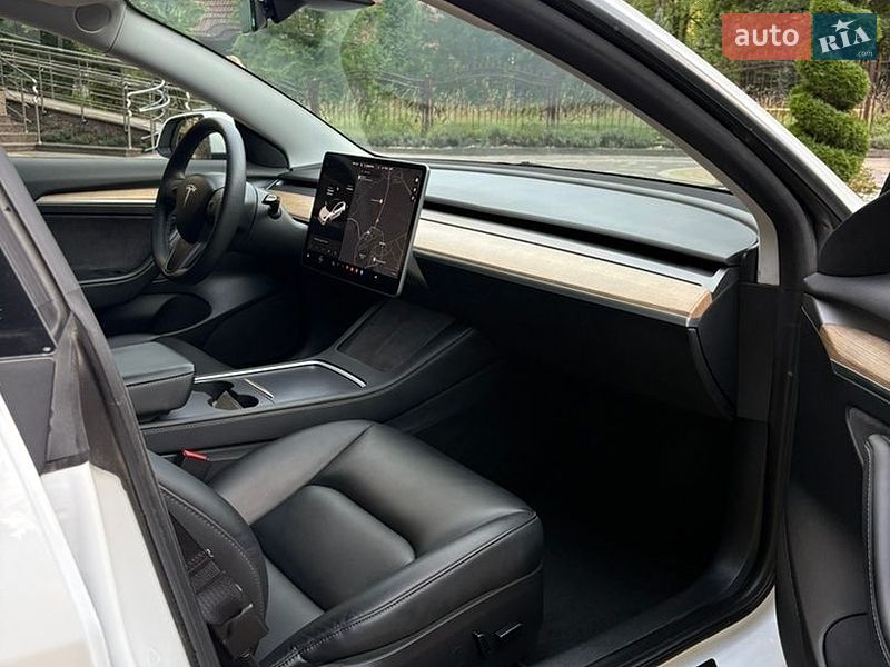 Седан Tesla Model 3 2021 в Трускавці