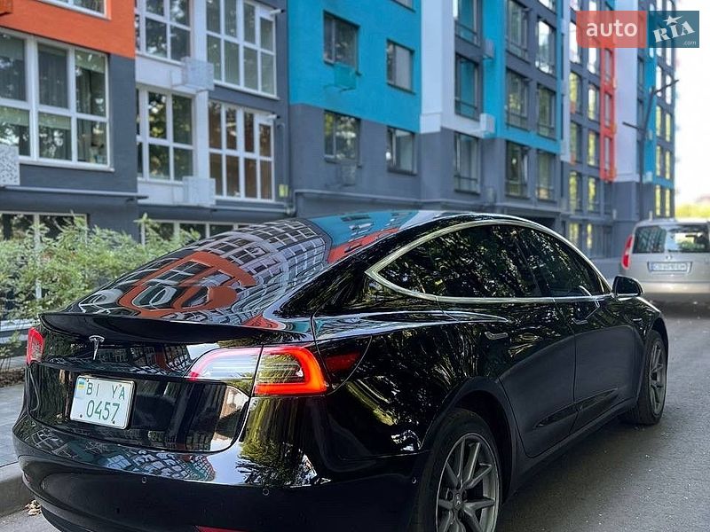 Седан Tesla Model 3 2019 в Чернигове
