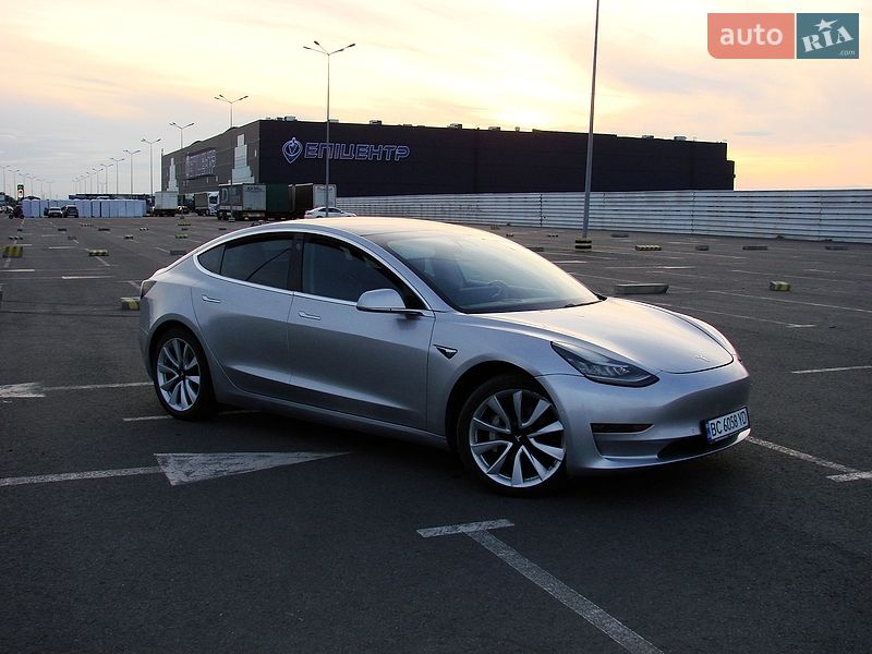Седан Tesla Model 3 2018 в Львове