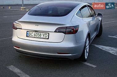 Седан Tesla Model 3 2018 в Львове